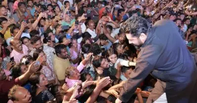 നിവിന്‍ പോളിയെ കാണാന്‍ ജനസാഗരം; ഇരിങ്ങാലക്കുടയില്‍ ഓണാഘോഷത്തിനെത്തി താരം