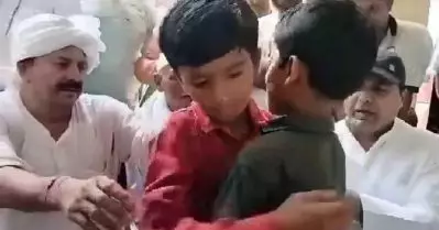 തല്ലിച്ചവനും തല്ല് കൊണ്ടവനും കെട്ടിപ്പുണര്‍ന്നു; സ്‌നേഹത്തിന്റെ കട തുറന്നത് കര്‍ഷക നേതാക്കള്‍