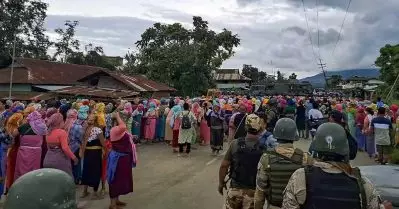 ഞങ്ങള്‍ക്ക് നേരെ ഏത് നിമിഷവും ആക്രമണം ഉണ്ടാകും; ജവാന്റെ കാല് പിടിച്ച് കരഞ്ഞ് കുകി വനിതകള്‍