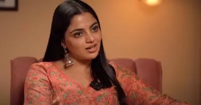 ആ സംവിധായകന്റെ സെറ്റില്‍ പ്രഷര്‍ താങ്ങാനാവാതെ ഞാന്‍ തളര്‍ന്ന് സങ്കടപ്പെട്ടു, പിന്നീട് അത് ശീലമായി : നിഖില വിമല്‍