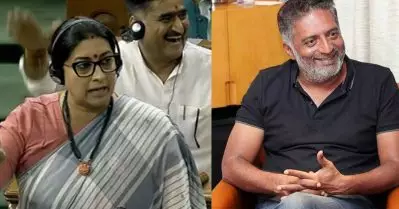 ഫ്ളയിങ് കിസില്‍ അസ്വസ്ഥരാകുന്നവര്‍ക്ക്, മണിപ്പൂരി സ്ത്രീകള്‍ക്ക് സംഭവിച്ചതിലൊന്നുമില്ല; സ്മൃതി ഇറാനിയോട് പ്രകാശ് രാജ്