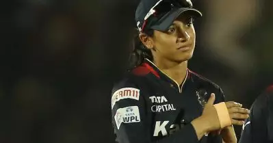 ‘എന്ത്…. ആര്‍.സി.ബി ക്യാപ്റ്റന്റെ കയ്യില്‍ ട്രോഫിയോ’ ‘ഇനി കട്ടെടുത്തതാകുമോ?’ കപ്പടിച്ചതിന് പിന്നാലെ മന്ദാന എയറില്‍
