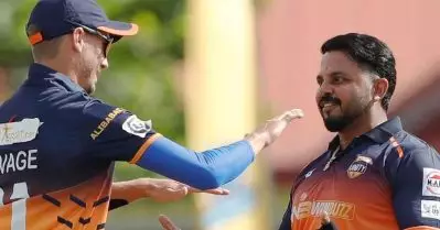 കണ്ണീരിലും പുഞ്ചിരി; പാകിസ്ഥാന്‍ താരങ്ങളെ നിര്‍ത്തിപ്പൊരിച്ച് ശ്രീ, 12 പന്തില്‍ വീഴ്ത്തിയത് നാല് പേരെ