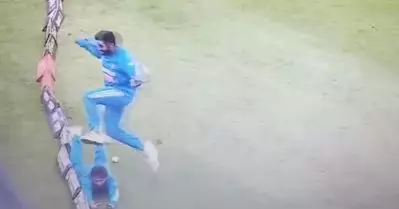 ഇപ്പോ തന്നെ ഒന്നായിട്ട് ചവിട്ടിക്കൂട്ടിയേനേ… പരിക്ക് മാറി വന്നവന്‍ പിന്നേം പരിക്കേറ്റ് പോയേനേ; വീഡിയോ