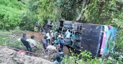 ഊട്ടിക്ക് സമീപം കൂനൂരില്‍ ബസ് കൊക്കയിലേയ്ക്ക് മറിഞ്ഞു; എട്ട് മരണം