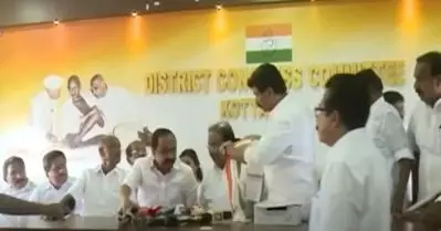 മൈക്കിനുവേണ്ടി തർക്കിച്ച് സതീശനും സുധാകരനും; വീഡിയോ വൈറൽ