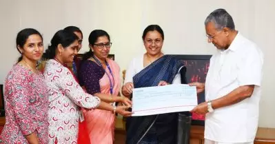 വനിതാ വികസന കോര്‍പറേഷന്റെ ലാഭവിഹിതം മുഖ്യമന്ത്രിക്ക് കൈമാറി
