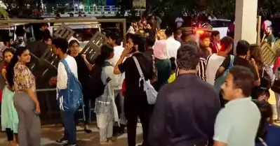 വലിയ തുക വാങ്ങി നിലവാരം കുറഞ്ഞ കോസ്റ്റ്യൂം, പ്രതിഷേധം; കോഴിക്കോട് ഫാഷന്‍ ഷോ നിര്‍ത്തിവെപ്പിച്ച് പൊലീസ്
