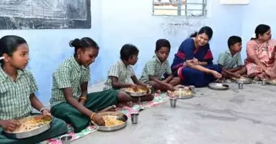 വിദ്യാർത്ഥികൾക്ക് മാതൃക എം.പി; ദളിത്‌ സ്ത്രീ തയ്യാറാക്കിയ ആഹാരം കഴിക്കാൻ വിസമ്മതിച്ച് വിദ്യാർത്ഥികൾ, ഒപ്പമിരുന്ന് കഴിച്ച് കനിമൊഴി