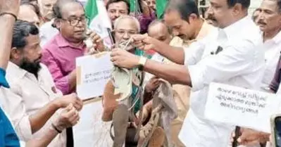 മന്ത്രിക്കെതിരെ ജാതി വിവേചനം; മേൽശാന്തിയുടെ കോലത്തിൽ ചെരുപ്പുമാലയിട്ട് പ്രതിഷേധം
