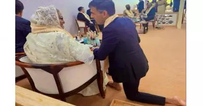മുട്ടുകുത്തിയിരുന്ന് ബംഗ്ലാദേശ് പ്രധാനമന്ത്രിയോട് കുശലാന്വേഷണം നടത്തുന്ന ബ്രിട്ടീഷ് പ്രധാനമന്ത്രി; ഫോട്ടോ വൈറൽ