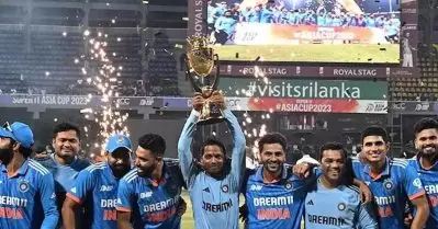 താരവുമല്ല കോച്ചുമല്ല; സിറാജ് കിരീടം കൈമറിയത് ആര്‍ക്ക്? കോടികളുടെ ഓഫര്‍ നിരസിച്ച് ഇന്ത്യക്കൊപ്പം തുടര്‍ന്ന മാന്ത്രികന്‍