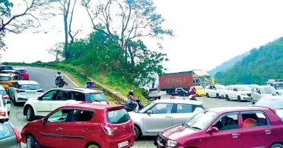താമരശ്ശേരി ചുരം ഗതാഗതകുരുക്ക്; കുട്ടികളും വയോധികരും അനുഭവിക്കുന്നത് നഗ്നമായ മനുഷ്യാവകാശ ലംഘനം: മനുഷ്യാവകാശ കമ്മീഷൻ