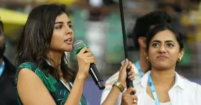 മഞ്ഞപ്പടക്ക് മുന്നില്‍ പാത്തുവിന്റെ ലൈവ് കമന്ററി, ഹര്‍ഷാരവങ്ങളോടെ വരവേറ്റ് ആരാധകര്‍
