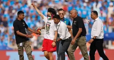 ‘എന്റെ പേര് ജോൺ, ഞാൻ ഓസ്ട്രേലിയക്കാരനാണ്; ഫലസ്തീൻ അനുകൂല ടി-ഷർട്ട് ധരിച്ച് ലോകകപ്പ് ഗ്രൗണ്ടിലിറങ്ങിയ ആരാധകൻ