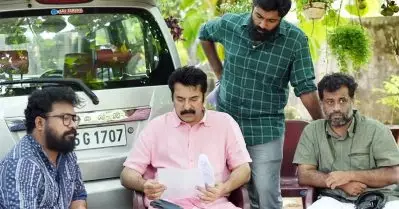 കാതലിലെ പുരോഗമനവാദിയായ പള്ളീലച്ചനും ഇടവകയിലെ പ്രമാണിമാരും