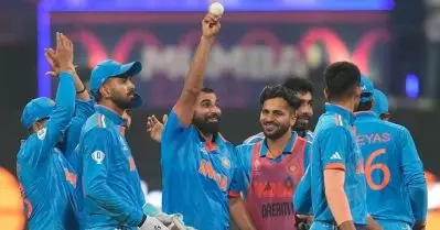 പിച്ചില്‍ സീമും സ്വിങ്ങും കൂടുതല്‍ ലഭിക്കാന്‍ ഐ.സി.സി ഇന്ത്യന്‍ ബൗളര്‍മാർക്ക് വ്യത്യസ്തമായ പന്തുകൾ നൽകുന്നു: ആരോപണവുമായി മുന്‍ പാക് താരം