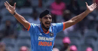 കരിയറിന് ഇതിനും മികച്ച തുടക്കം ലഭിക്കുമോ? ആദ്യ അന്താരാഷ്ട്ര വിക്കറ്റ് ഫൈഫറിലേക്ക്