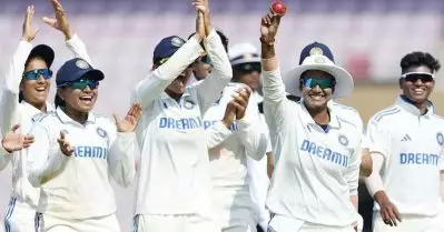 ഇംഗ്ലീഷ്പടയെ വീഴ്ത്തി ഇന്ത്യ; ഇന്ത്യൻ പെൺപുലികൾക്ക് ചരിത്ര വിജയം