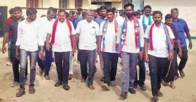 തമിഴ്‌നാട്ടില്‍ വിലക്ക് മറിടകടന്ന് തെരുവില്‍ ചെരുപ്പ് ധരിച്ച് ദളിതര്‍