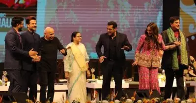 ഇന്ത്യയിൽ പ്രത്യയശാസ്ത്രപരമായ പോരാട്ടം തുടരണം; കൊൽക്കത്ത ഇന്റർനാഷണൽ ഫിലിം ഫെസ്റ്റിവൽ വേദിയിൽ മമത