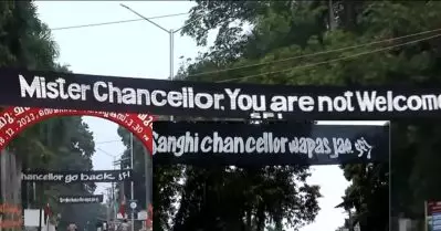 സംഘി ചാന്‍സലര്‍ വാപസ് ജാവോ; കാലിക്കറ്റ് യൂണിവേഴ്‌സിറ്റി കവാടത്തില്‍ ഗവര്‍ണര്‍ക്കെതിരെ എസ്.എഫ്.ഐ ബാനര്‍