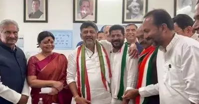 സര്‍ക്കാര്‍ രൂപീകരണം; തെലങ്കാനയില്‍ രേവന്ത് റെഡ്ഡിയും കോണ്‍ഗ്രസും ഗവര്‍ണറെ കണ്ടു