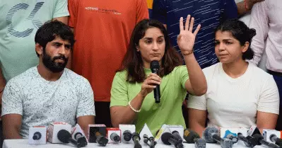 സാക്ഷി മാലികിന് ഐക്യദാര്‍ഢ്യം; ഖേല്‍ രത്ന പുരസ്‌കാരവും അര്‍ജുന അവാര്‍ഡും തിരിച്ചുനല്‍കുമെന്ന് വിനേഷ് ഫോഗട്ട്