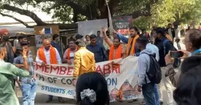 പൂനെ ഫിലിം ഇൻസ്റ്റിറ്റ്യൂട്ടിൽ ഹിന്ദുത്വ സംഘടനകളുടെ ആക്രമണം; ബാബരി മസ്ജിദ് ബാനറിന് തീയിട്ടു