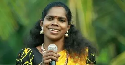 ‘ക്ഷേത്രങ്ങളിലേക്ക് വാ കാണിച്ച് തരാം, നിനക്ക് ഇനി ക്ഷേത്രങ്ങളില്‍ ഇടമില്ല’; മനുഷ്യ ചങ്ങലയെ പിന്തുണച്ചതില്‍ പ്രസീത ചാലക്കുടിക്കെതിരെ സംഘപരിവാറിന്റെ സൈബര്‍ ആക്രമണം