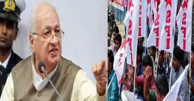 ‘സംഘി ഗവര്‍ണര്‍ ഗോബാക്ക്’; എസ്.എഫ്.ഐ പ്രവര്‍ത്തകര്‍കരുടെ പ്രതിഷേധത്തില്‍ റോഡില്‍ രോഷാകുലനായി ഗവര്‍ണര്‍