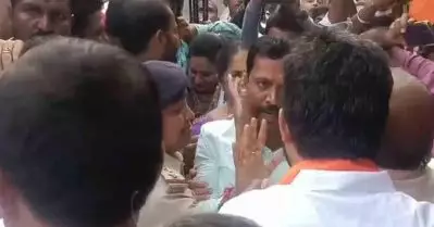 അയോധ്യ പ്രാണ പ്രതിഷ്ഠ ദിവസം കര്‍ണാടകയില്‍ ബി.ജെ.പി എം.പിയെ ക്ഷേത്രത്തില്‍ തടഞ്ഞ് നാട്ടുകാര്‍; തിരിച്ചുപോയി എം.പി