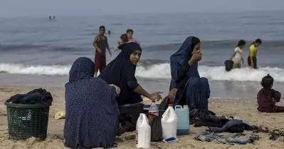 കുളിക്കാൻ വെള്ളമില്ല; തല മുണ്ഡനം ചെയ്ത് ഗസയിലെ സ്ത്രീകൾ