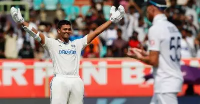 ഒറ്റ ഇന്നിങ്‌സില്‍ സേവാഗിനെ മറികടന്നത് രണ്ട് തവണ; നാല് റണ്ണിന് നഷ്ടമായത് ഐതിഹാസിക റെക്കോഡ്
