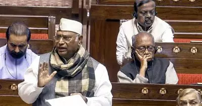 ഇന്ത്യയില്‍ തൊഴിലില്ലാതെ ജീവിക്കുന്നതിലും നല്ലത് ഇസ്രഈലില്‍ പോയി മരിക്കുകയല്ലേ എന്നാണ് അവര്‍ ചോദിക്കുന്നത്; മോദിയെ ഇരുത്തി ഖാര്‍ഗെയുടെ വിമര്‍ശനം