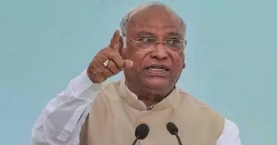 ലക്ഷദ്വീപിലേക്ക് ടൂര്‍ പോവാന്‍ സാധിക്കുന്ന പ്രധാനമന്ത്രിക്ക് മണിപ്പൂര്‍ സന്ദര്‍ശിക്കാന്‍ കഴിയുന്നില്ല; മോദിക്കെതിരെ വിമര്‍ശനവുമായി ഖാര്‍ഗെ