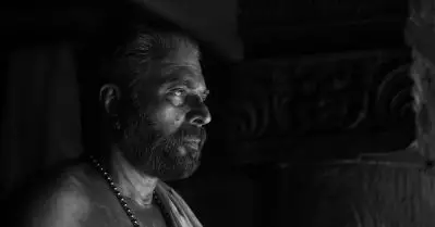 നായകനോ വില്ലനോ? മനയ്ക്കലേക്ക് അതിഥിയെ കാത്ത് മമ്മൂട്ടി; ഭ്രമയുഗത്തിന്റെ പുതിയ സ്റ്റില്ലുകള്‍ പുറത്ത്
