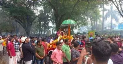 രഥത്തിലേറി പൊങ്കാലക്കിറങ്ങിയ ‘തമ്പുരാന്’ സോഷ്യല്‍ മീഡിയയില്‍ പൊങ്കാല