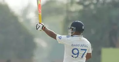 അരങ്ങേറ്റത്തില്‍ തന്നെ ചരിത്രനേട്ടം; നേട്ടത്തിലെത്തുന്ന ആദ്യ ഇന്ത്യൻ താരമായി സര്‍ഫറാസ് ഖാന്‍