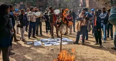 ‘ഇടത് ലിബറല്‍ കപട ബുദ്ധിജീവികളെ’ കൊലപ്പെടുത്തണമെന്ന ബസ്തര്‍ ടീസറിലെ പരാമര്‍ശം; കേരള സ്‌റ്റോറി സംവിധായകന്റെ കോലം കത്തിച്ച് വിദ്യാര്‍ത്ഥികള്‍