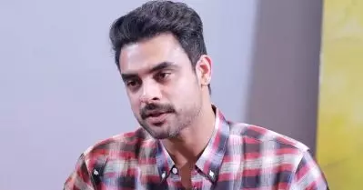 പൊളിറ്റിക്കലി ഇൻകറക്ടായി ജീവിക്കുന്ന കഥാപാത്രം ചെയ്യുമ്പോൾ ഞാൻ എന്ത് ചെയ്യണം? മാധ്യമപ്രവർത്തകനോട് ടൊവിനോ