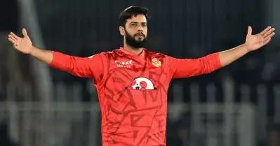 സിക്‌സറടിച്ചല്ല ബൗണ്ടറി നേടിയല്ല വിക്കറ്റ് വീഴ്ത്തിയുമല്ല, വല്ലാത്തൊരു ഹാട്രിക്കുമായി ചാമ്പ്യന്‍ ടീമിന്റെ ചാമ്പ്യന്‍ താരം