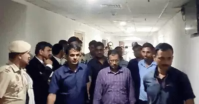 കസ്റ്റഡിയിലിരിക്കെ കൃത്യനിര്‍വഹണം തുടര്‍ന്ന് കെജ്‌രിവാൾ; പിന്നാലെ പരാതിയുമായി ബി.ജെ.പി