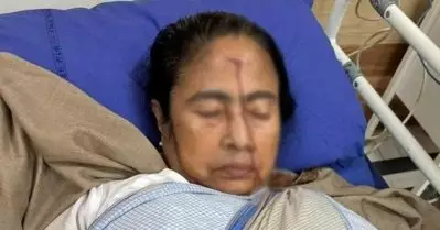 ഗുരുതരമായി പരിക്കേറ്റ മമത ബാനര്‍ജിയെ ആശുപത്രിയില്‍ പ്രവേശിപ്പിച്ചതായി റിപ്പോര്‍ട്ട്
