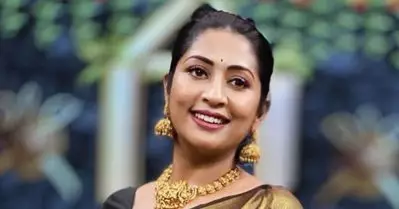 സിനിമയില്‍ മാത്രമല്ല, ജീവിതത്തിലും താരം; സൈക്കിള്‍ യാത്രക്കാരനെ ഇടിച്ചിട്ട ലോറി പിന്തുടര്‍ന്ന് പിടികൂടി നവ്യ നായര്‍