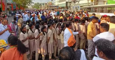 മോദിയുടെ റോഡ് ഷോയില്‍ വിദ്യാര്‍ത്ഥികളെ പങ്കെടുപ്പിച്ച സംഭവം; സ്‌കൂളിനെതിരെ കേസെടുത്ത് പൊലീസ്