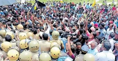 വിഴിഞ്ഞം കേസുകള്‍ പിന്‍വലിച്ച് സര്‍ക്കാര്‍; പിന്‍വലിച്ചത് ഗൗരവ സ്വഭാവമില്ലാത്ത 157 കേസുകള്‍