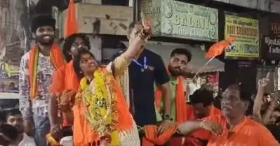 മുസ്‌ലിം പള്ളിക്ക് നേരെ അമ്പെയ്യുന്ന ആംഗ്യവുമായി ഹൈദരബാദിലെ ബി.ജെ.പി സ്ഥാനാര്‍ത്ഥി; വിവാദമായി വീഡിയോ