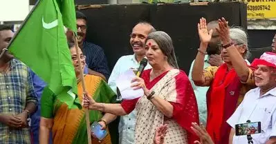 ഐ.എന്‍.എല്ലിന്റെ പച്ചക്കൊടിയും ഞങ്ങള്‍ക്കൊപ്പമുണ്ട്, അവര്‍ ഞങ്ങളുടെ ബഹുമാന്യരായ ഘടകകക്ഷി; വയനാട്ടില്‍ പച്ചക്കൊടി കയ്യിലേന്തി ബൃന്ദയുടെ മറുപടി