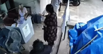സി.പി.ഐ.എം നേതാവ് കള്ളവോട്ട് ചെയ്തെന്ന് പരാതി; അഞ്ച് ഉദ്യോഗസ്ഥരെ സസ്പെന്‍ഡ് ചെയ്ത് ജില്ലാ കലക്ടര്‍
